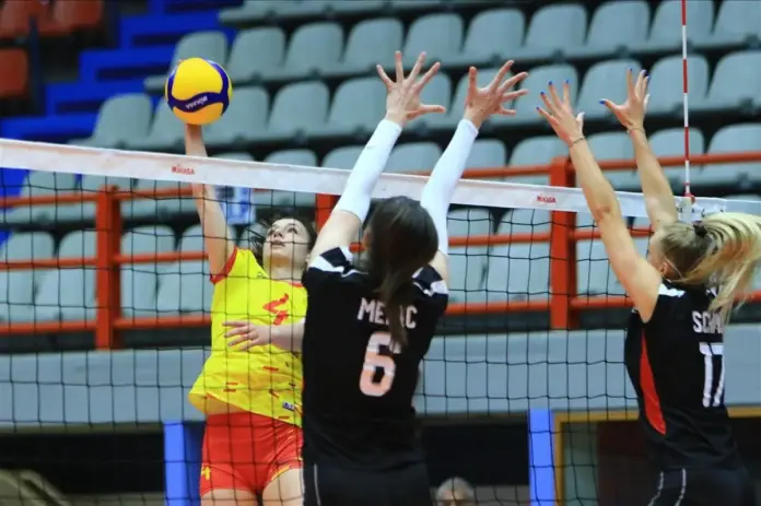 Niñas jugando al voleibol