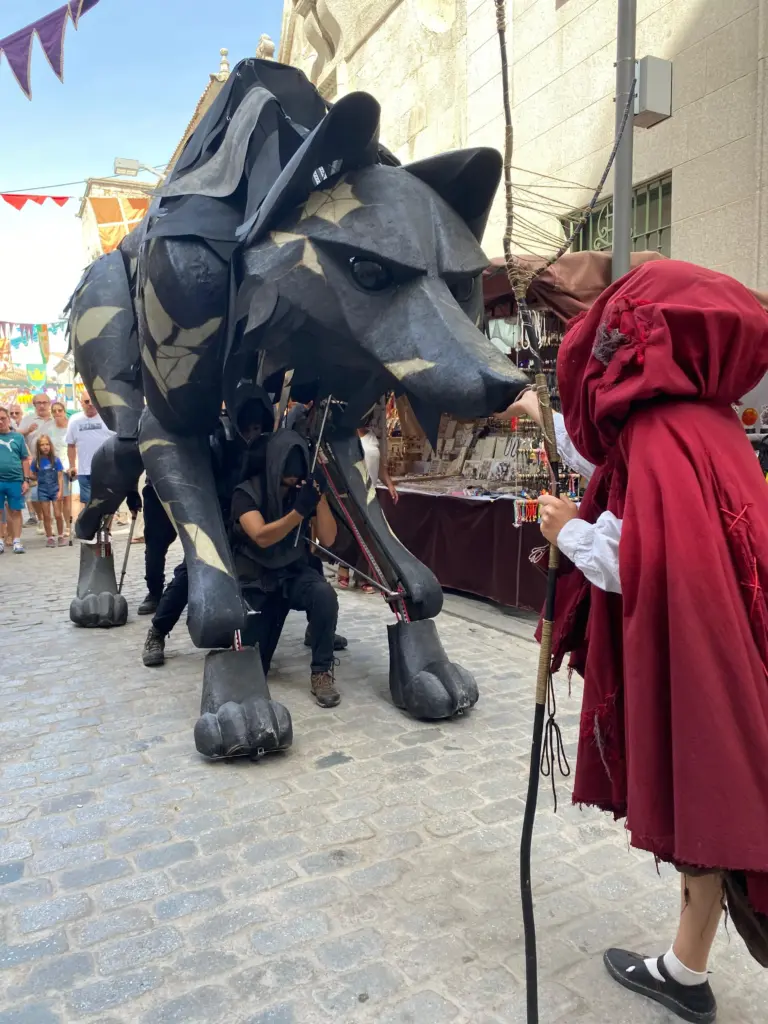 Viaje al Siglo de Oro en Alcalá de Henares: un lobo de seis metros, justas a caballo... llega el gran Mercado Cervantino 2 Viaje al Siglo de Oro en Alcalá de Henares: un lobo de seis metros, justas a caballo... llega el gran Mercado Cervantino Marioneta Gigante Lobo 1