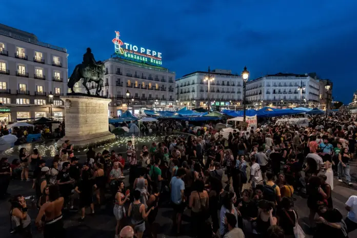 Numerosas personas pasan la segunda noche acampados en tiendas de campaña para exigir la aprobación de un decreto sobre vivienda, en la Puerta del Sol